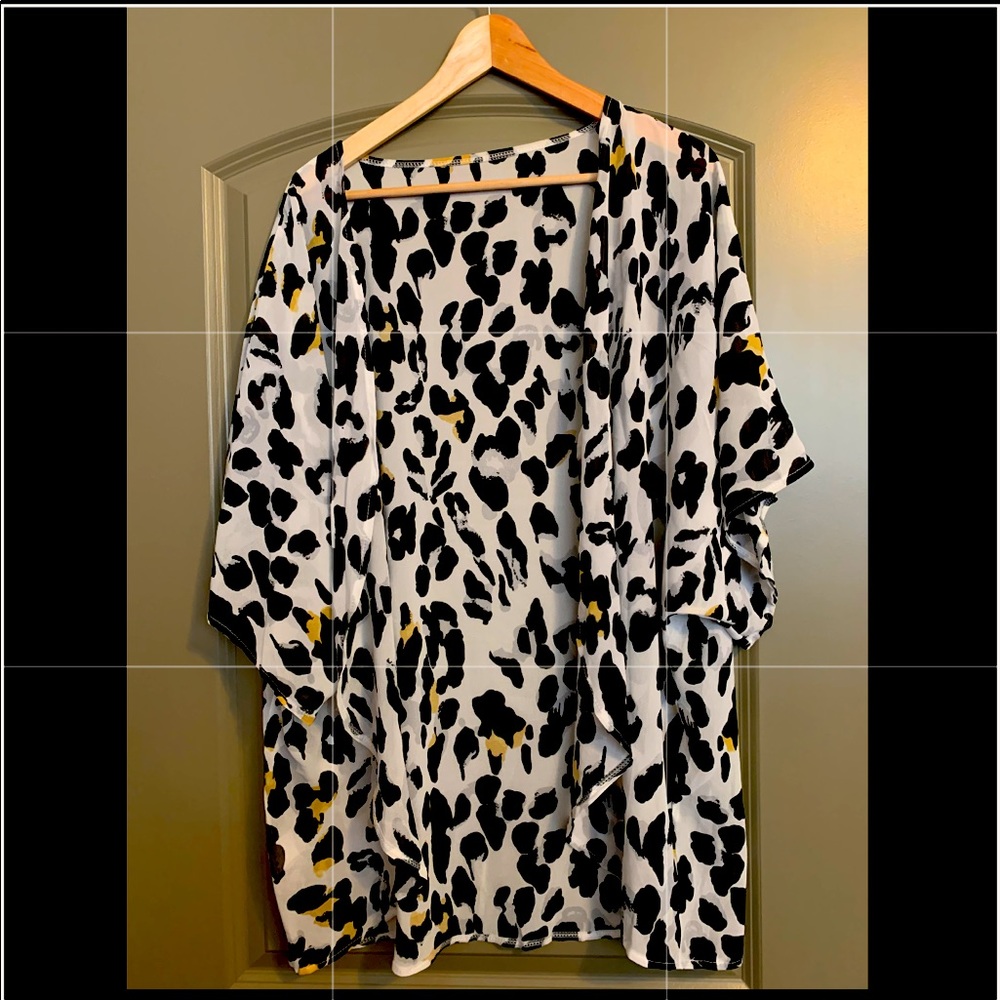 LEOPARD KIMONO SIZE L-XL. The CUTEST PRINT!!!